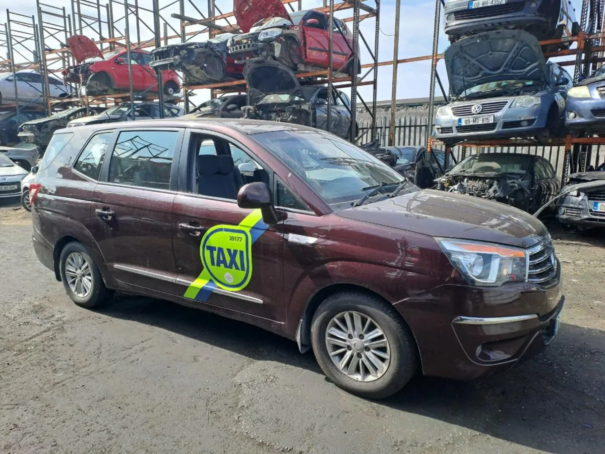 141 Ssangyong Rodius breaking for parts - Image 2
