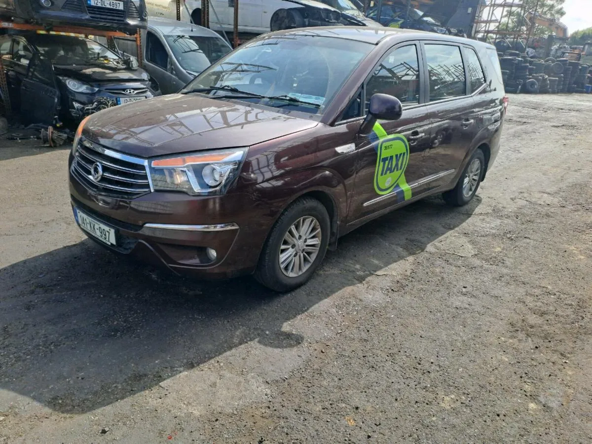 141 Ssangyong Rodius breaking for parts - Image 3