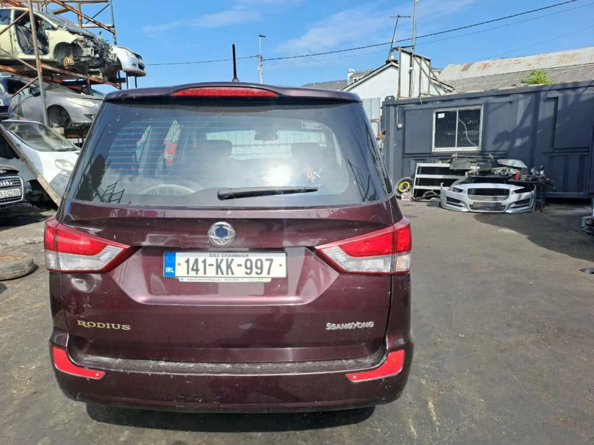 141 Ssangyong Rodius breaking for parts - Image 4