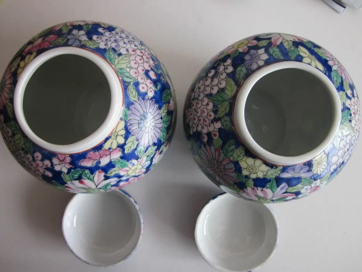 Pair of Chinese Lidded Porcelain Ginger Jars - Image 2