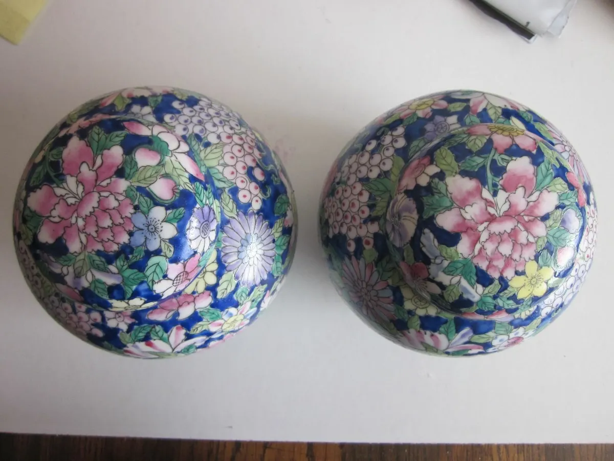 Pair of Chinese Lidded Porcelain Ginger Jars - Image 4