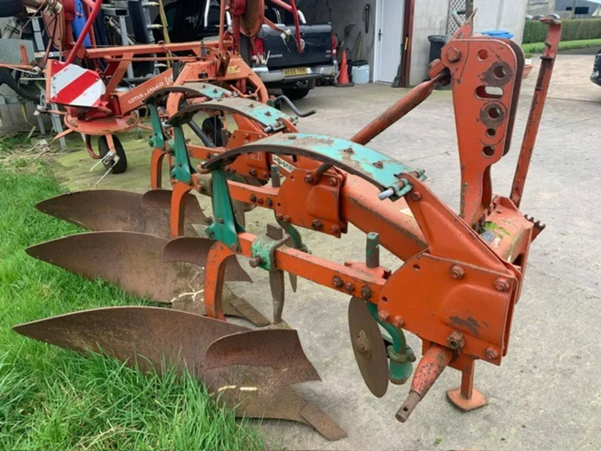 KV 3 X 14" NO 8 PLOUGH - Image 1