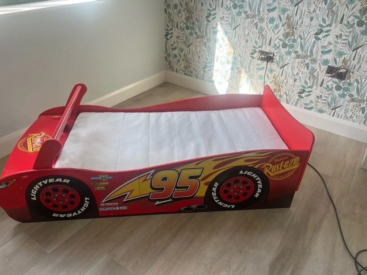 child's car bed - Image 1
