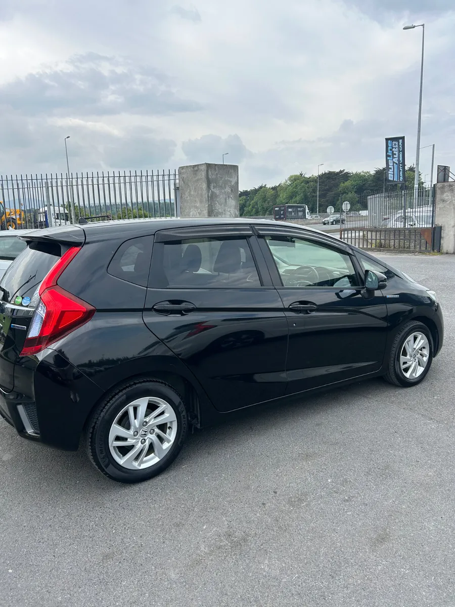 Honda fit auto hybrid high specs Leather - Image 4