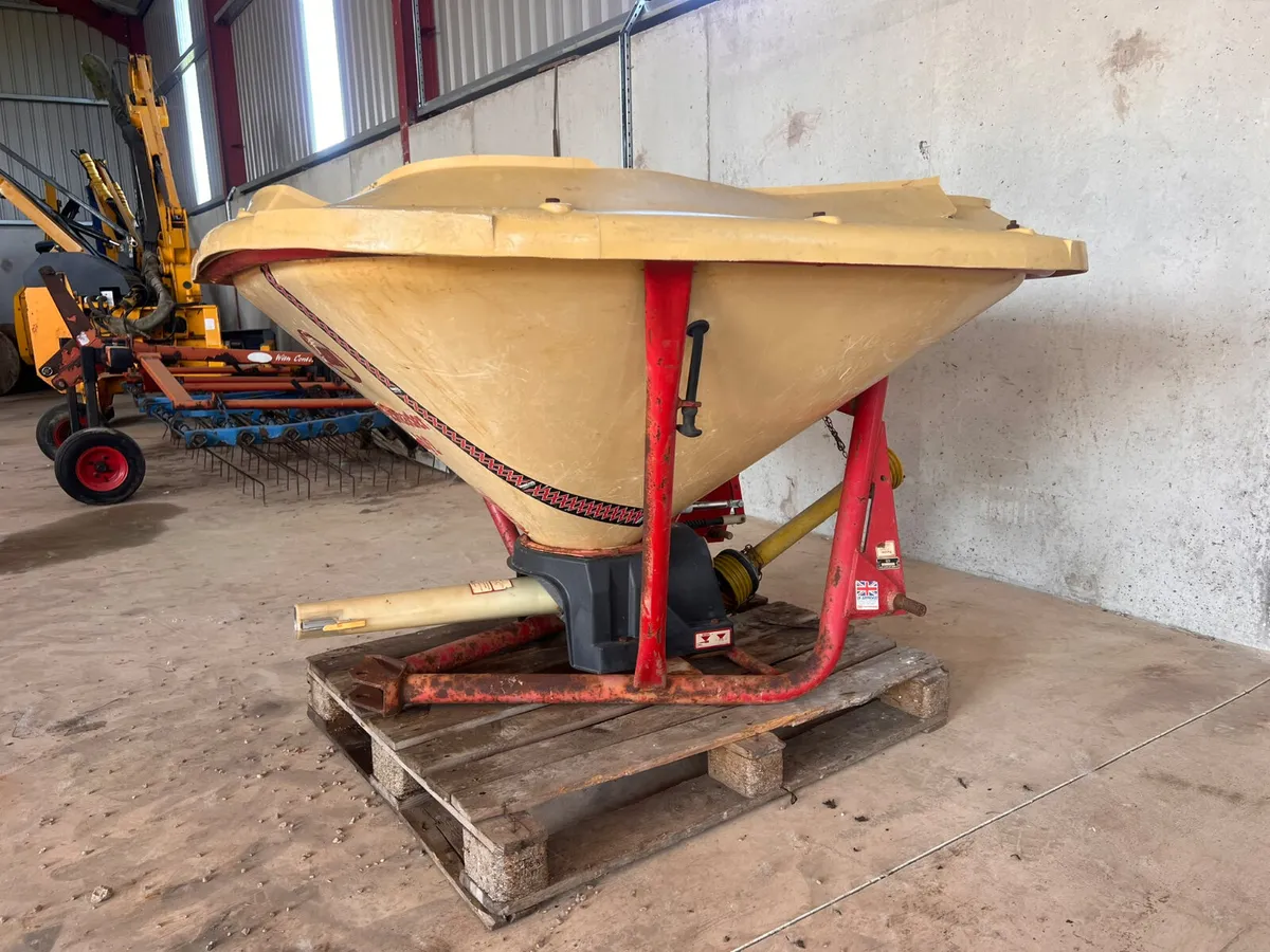 Vicon 602 Fertiliser Sower - Image 4
