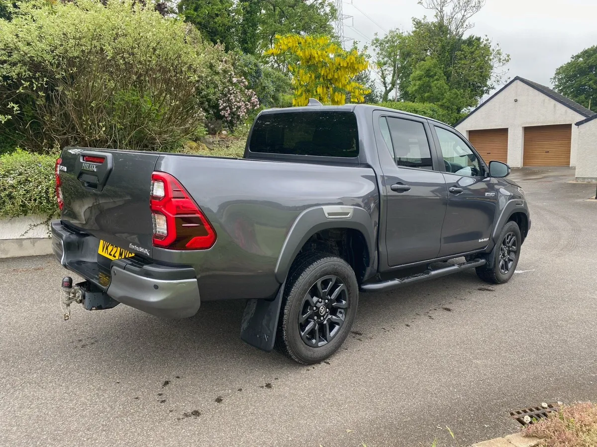 2023 Hilux Invincible X 2.8 auto - Image 3