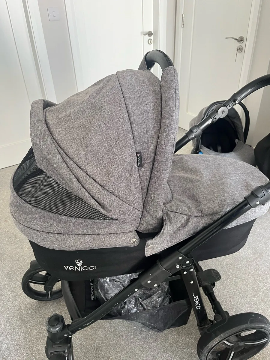 Venicci Shadow 3-in-1 Travel System - Image 2