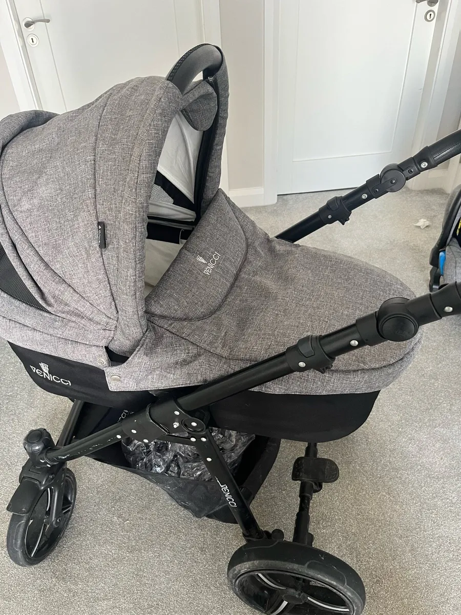 Venicci Shadow 3-in-1 Travel System - Image 3