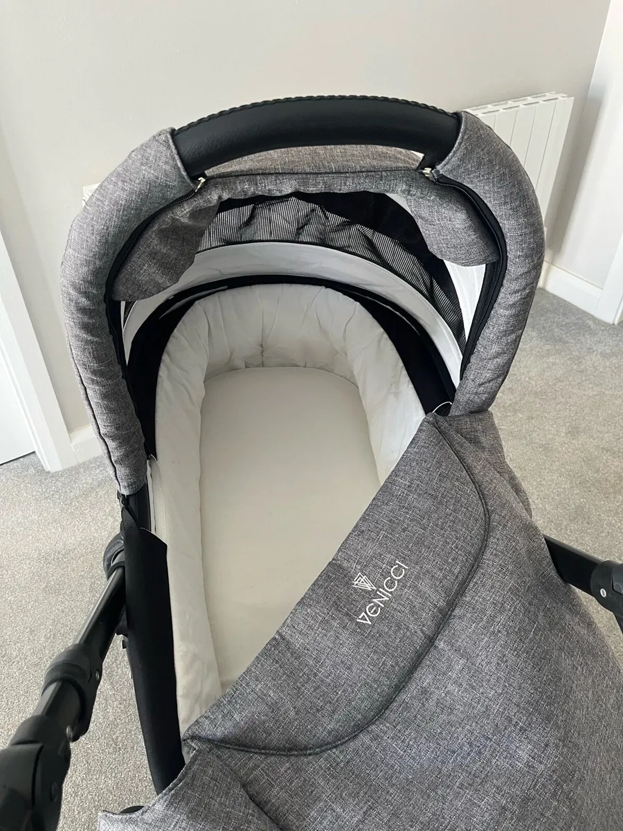 Venicci Shadow 3-in-1 Travel System - Image 4