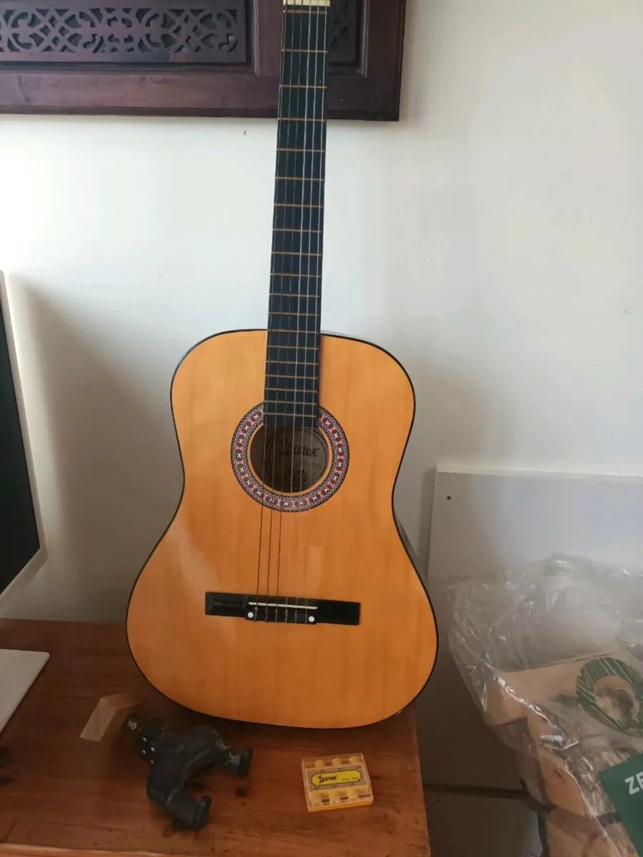 Beginners Guitar - Image 1