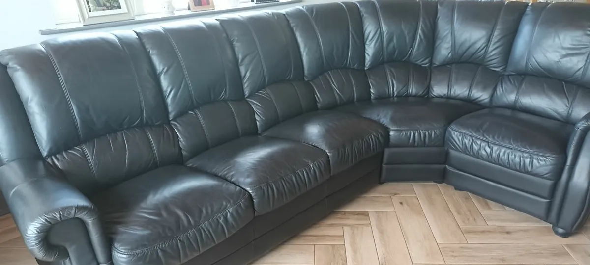 Black leather corner sofa - Image 1