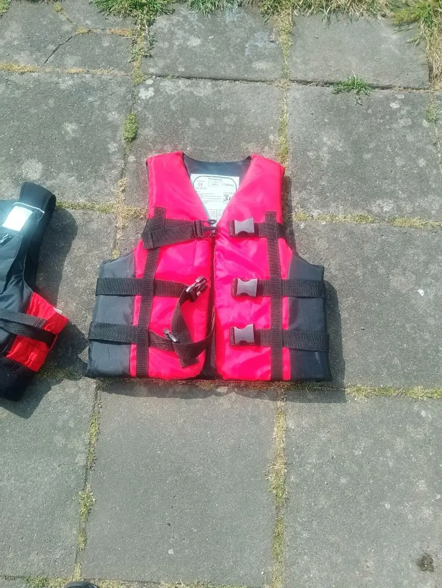 2 life jackets - Image 2
