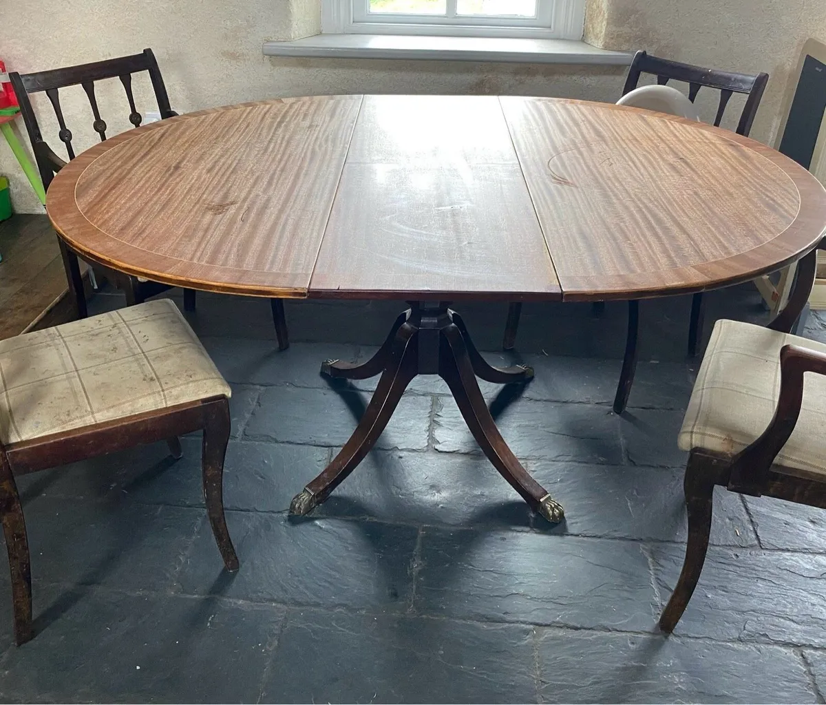 Circular extendable dining table with 4 chairs - Image 1
