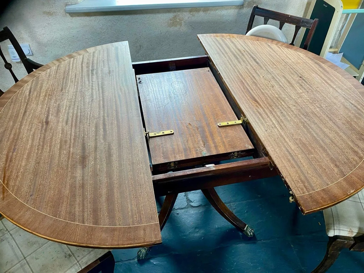Circular extendable dining table with 4 chairs - Image 2