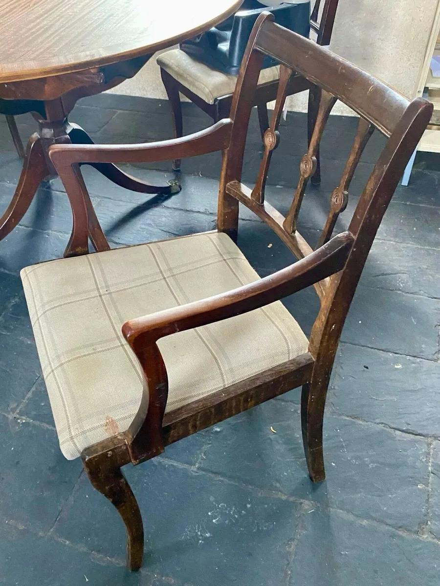 Circular extendable dining table with 4 chairs - Image 4