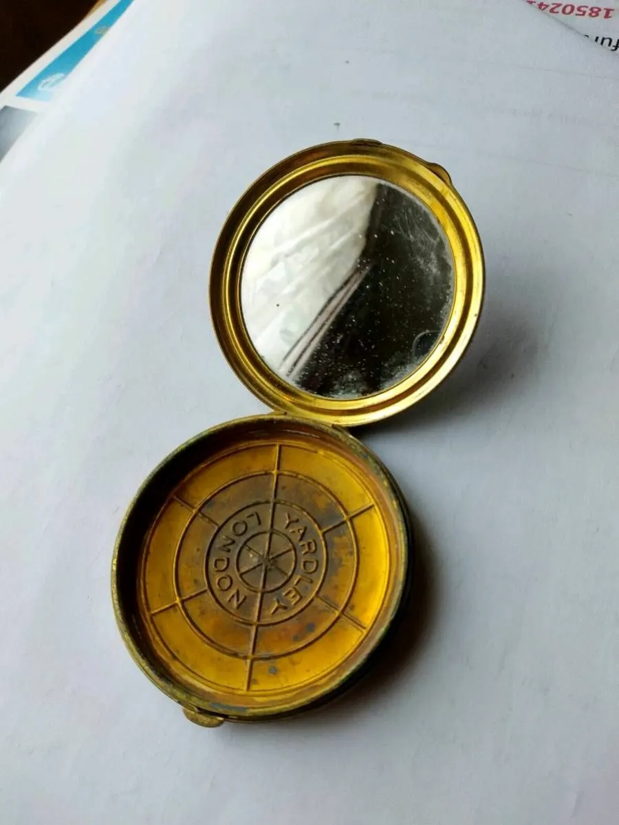 Antique Ladies powder Compact - Image 2
