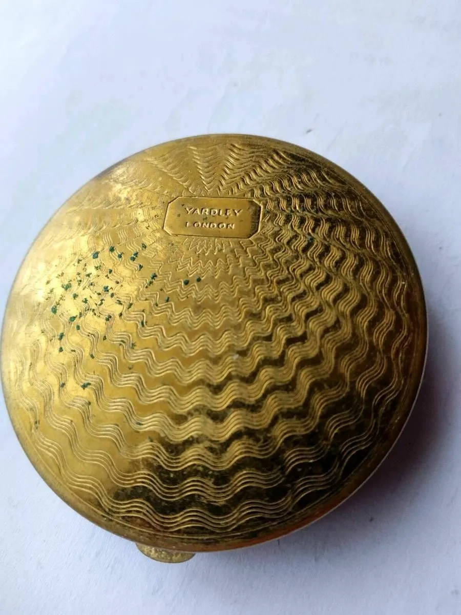 Antique Ladies powder Compact - Image 4