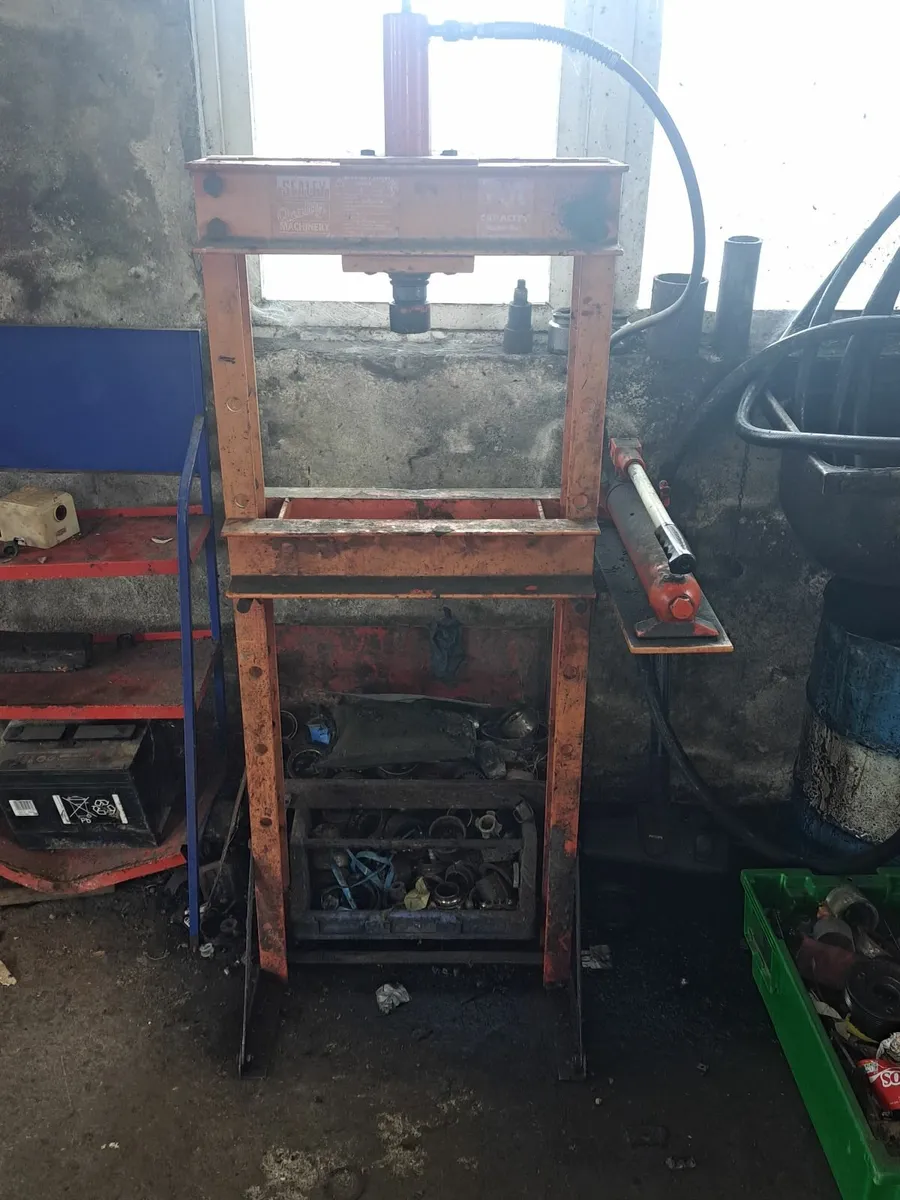Sealey 10 tonne floor standing hydraulic press! - Image 1