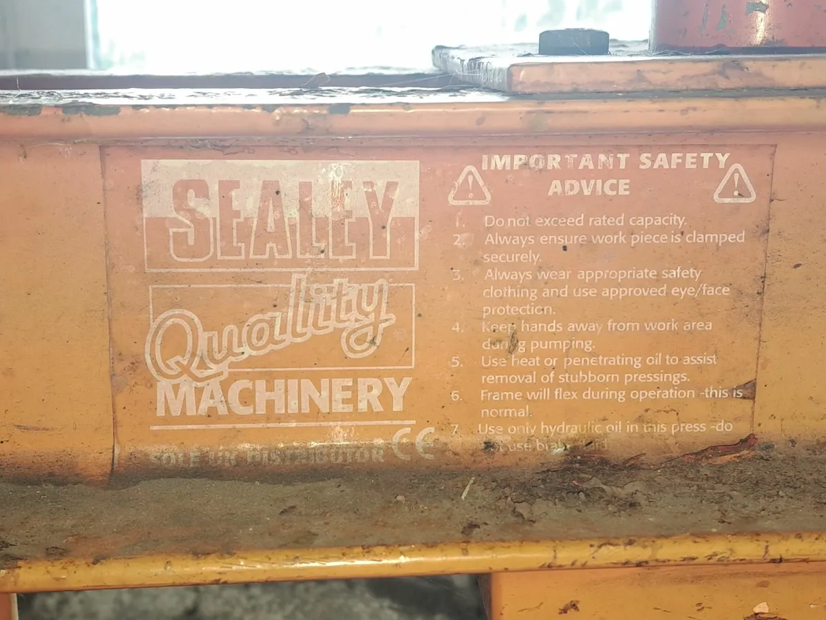 Sealey 10 tonne floor standing hydraulic press! - Image 2