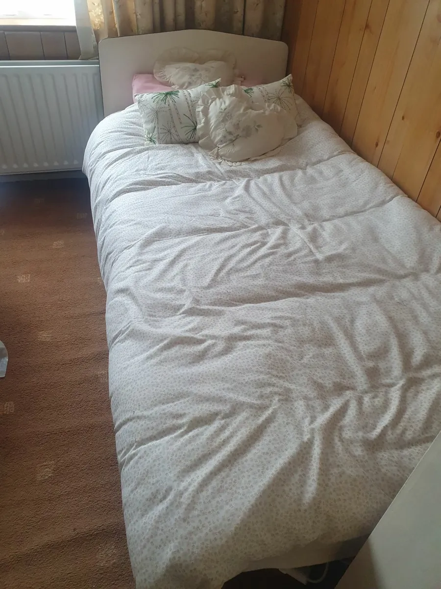 Bed - Image 1