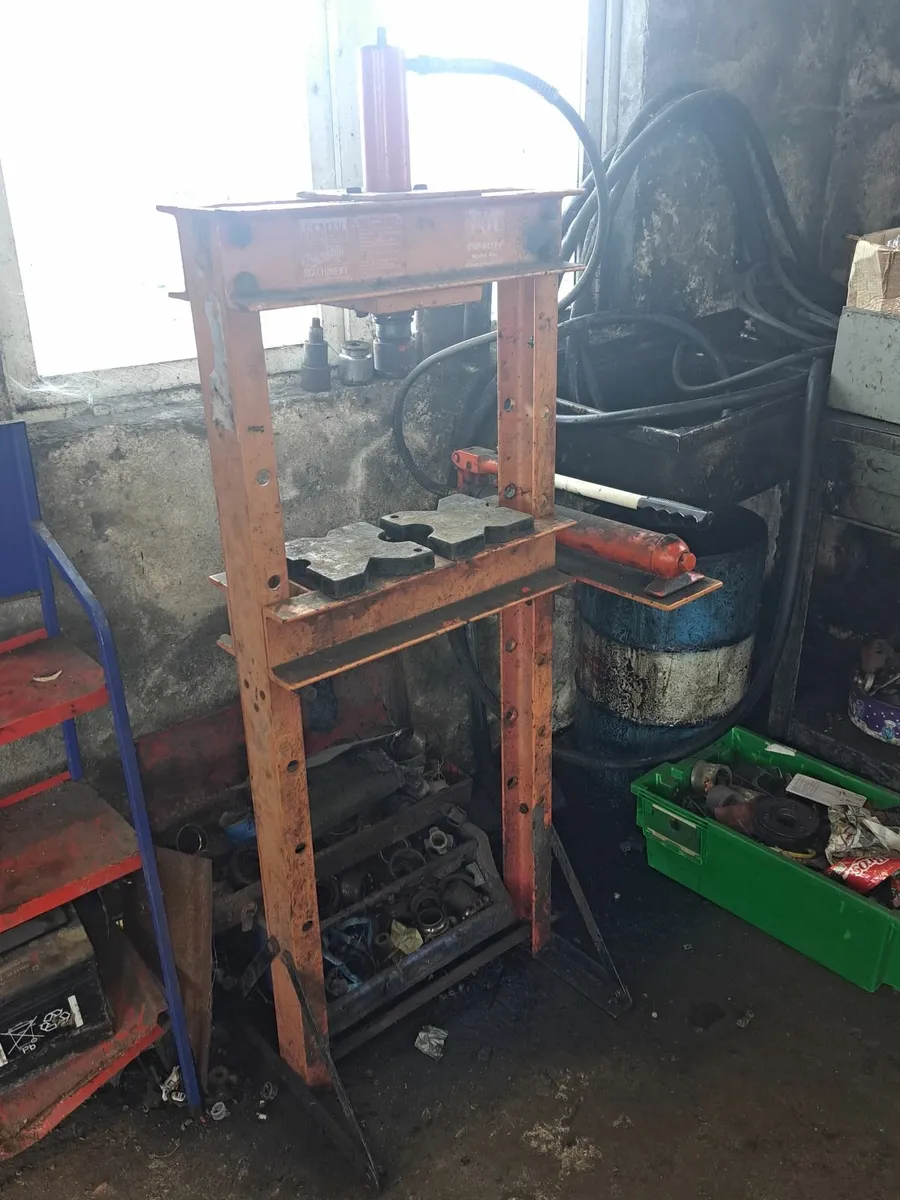 Sealey 10 tonne floor standing hydraulic press! - Image 4