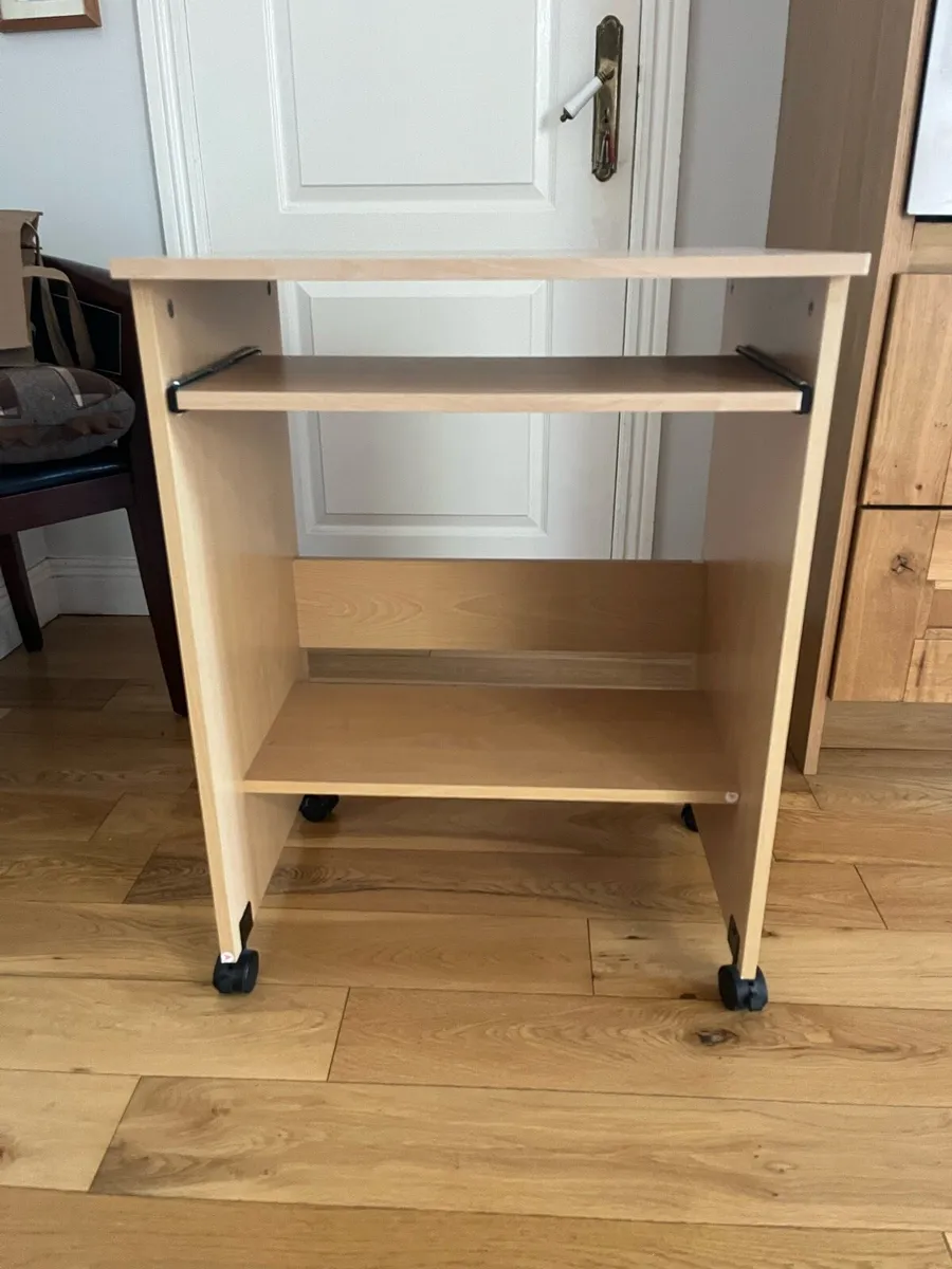 Computer desk - Image 1