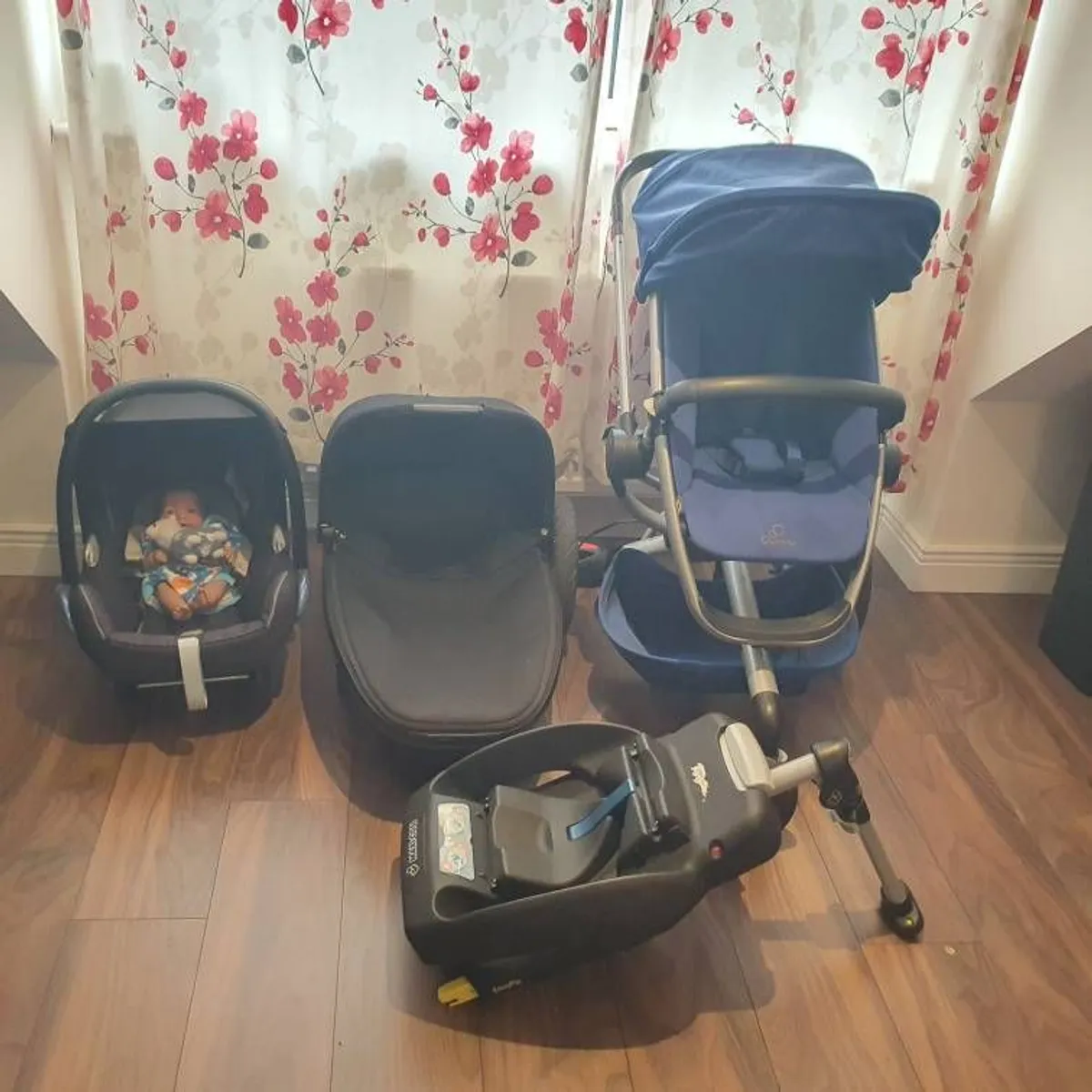 Quinny Buzz travel system with Carrycot, car seat, iso fix holder - Image 1