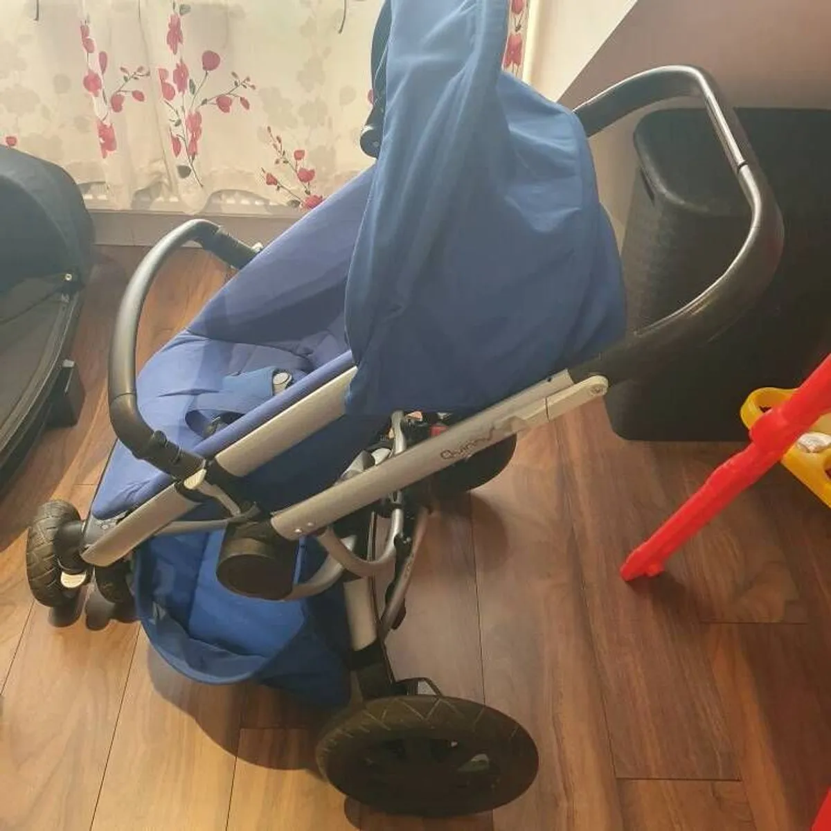 Quinny Buzz travel system with Carrycot, car seat, iso fix holder - Image 2