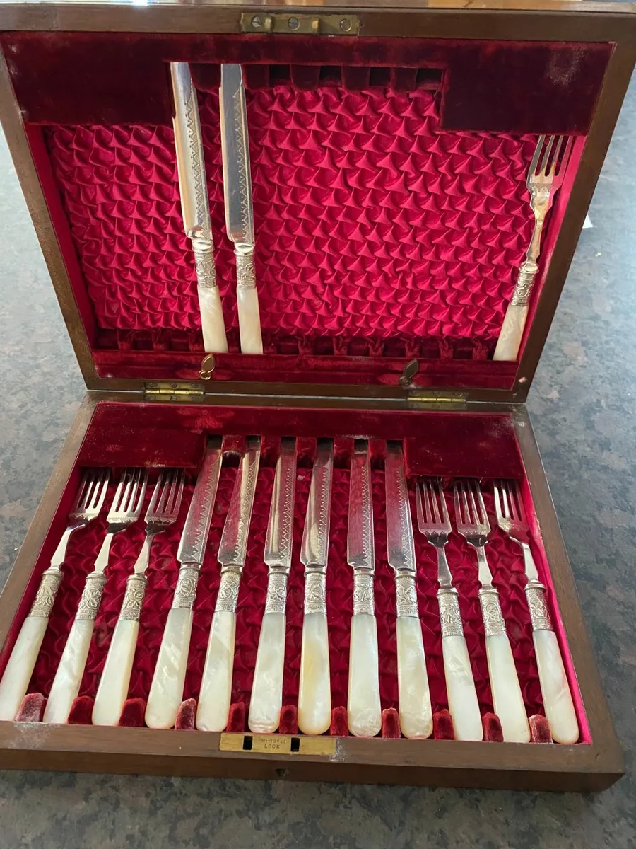Mother of pearl handled cutlery set incomplete. - Image 2