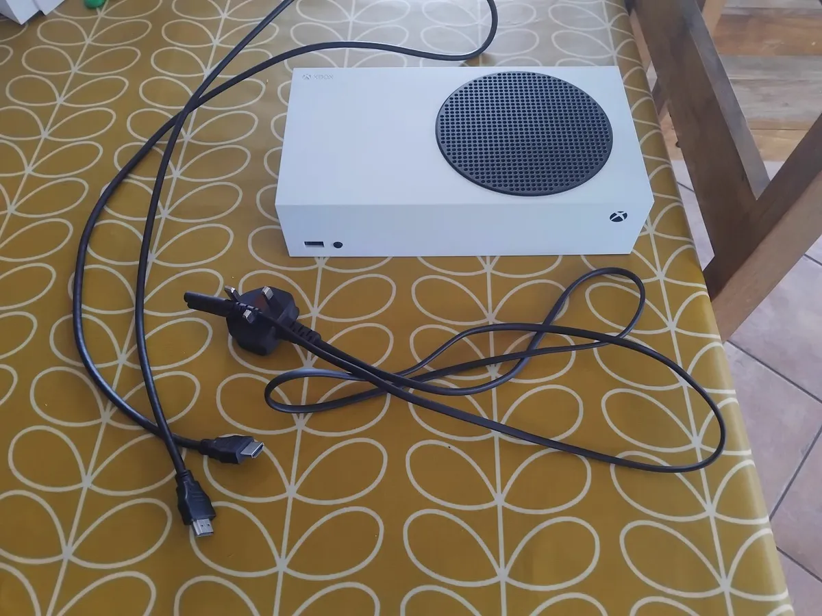 Xbox series s with 1tb extended storage and fan - Image 2
