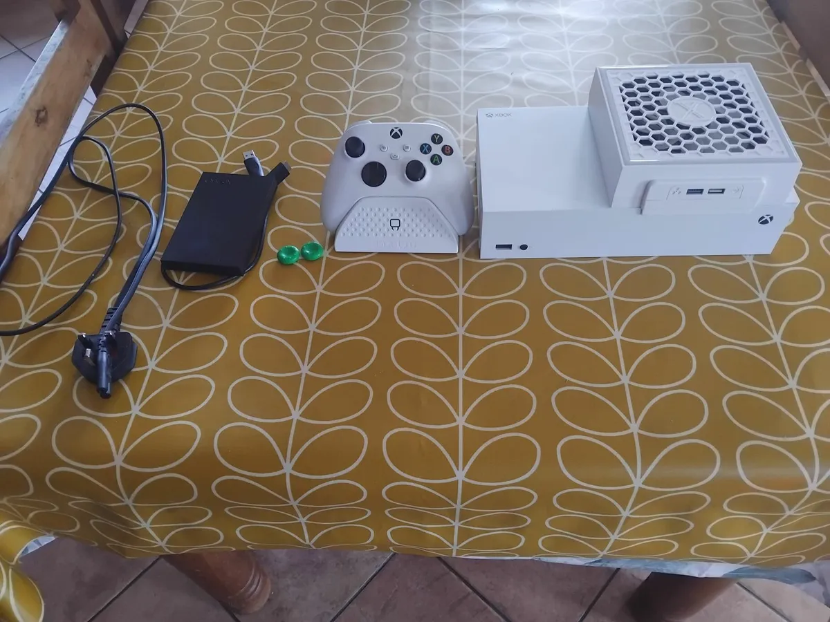 Xbox series s with 1tb extended storage and fan - Image 1