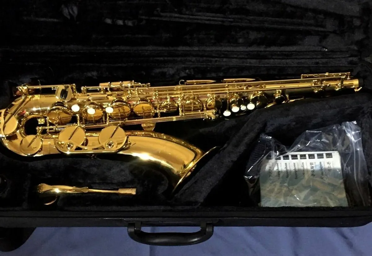 Tenor Sax 380 with case and accessories - Image 2