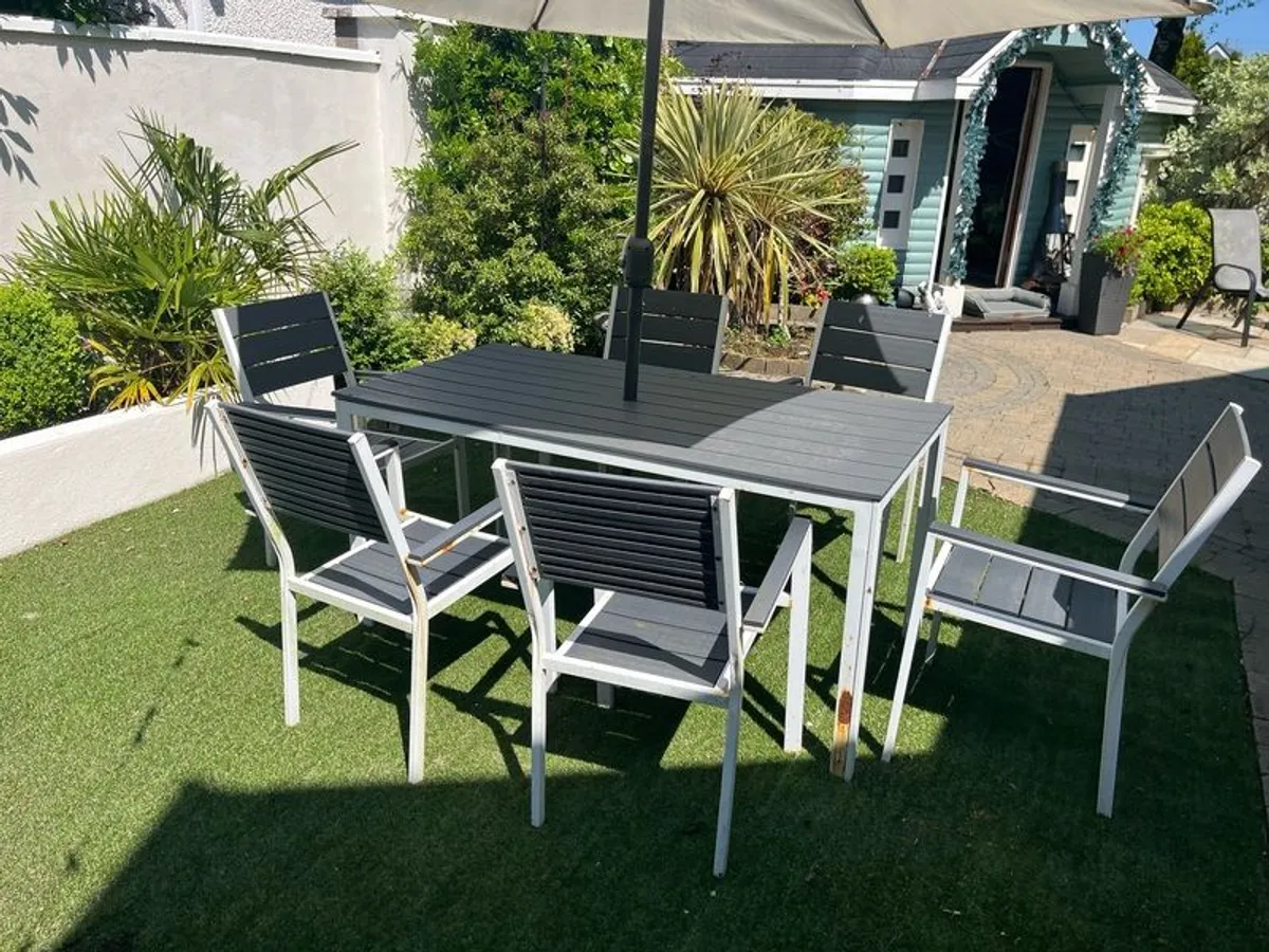 Outdoor table and 6 chairs - Image 1