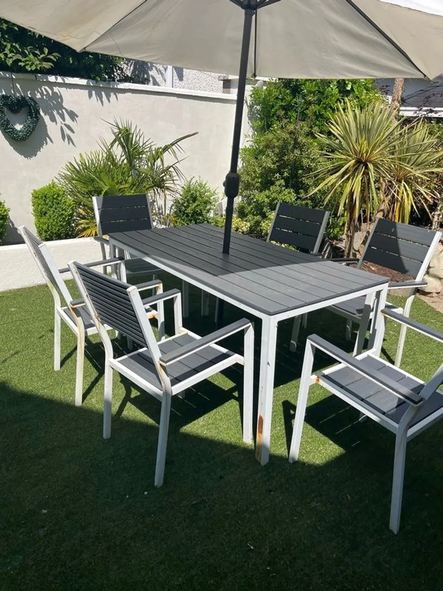 Outdoor table and 6 chairs - Image 2