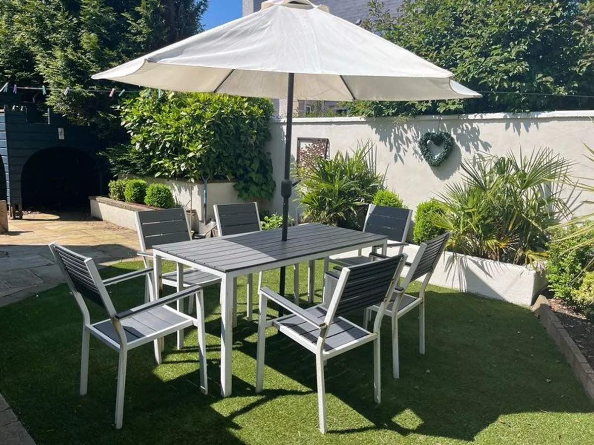 Outdoor table and 6 chairs - Image 3