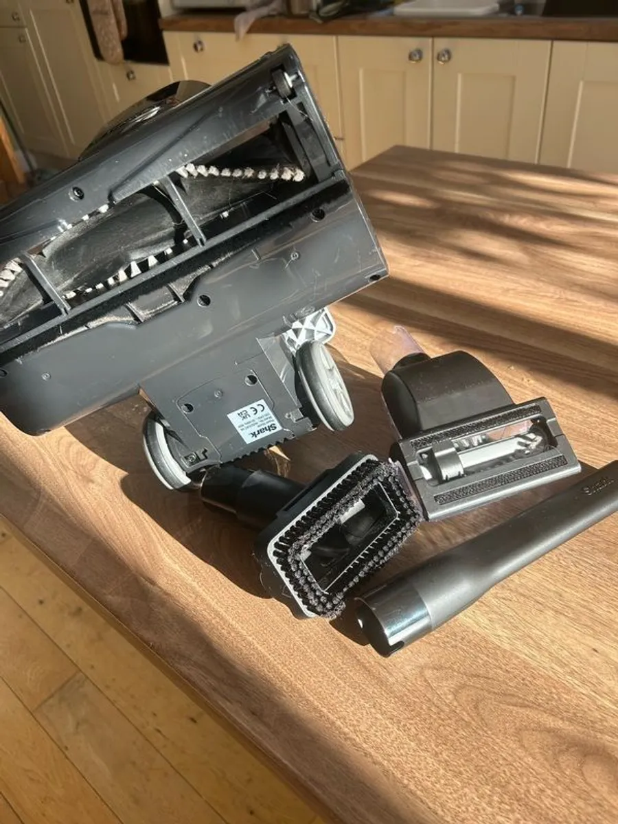 shark vacuum - Image 3