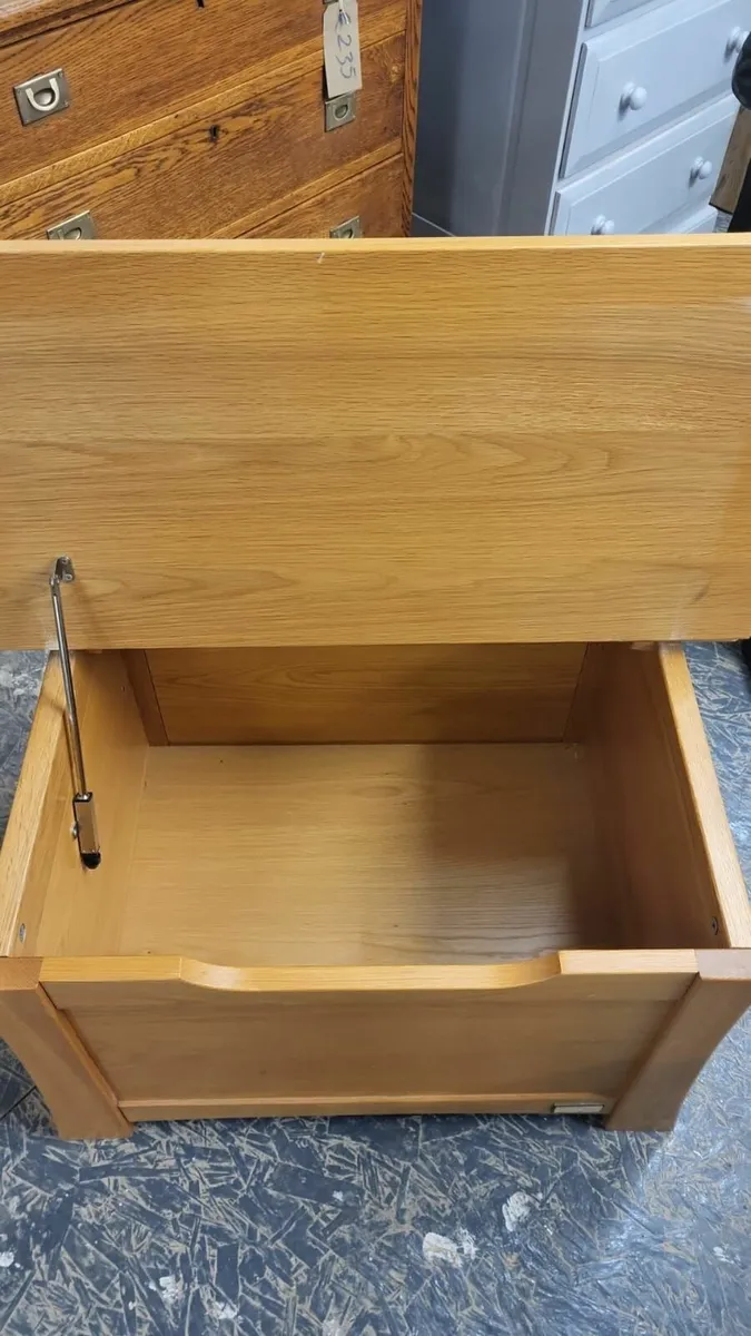 Mamas papas oak storage trunk - Image 3