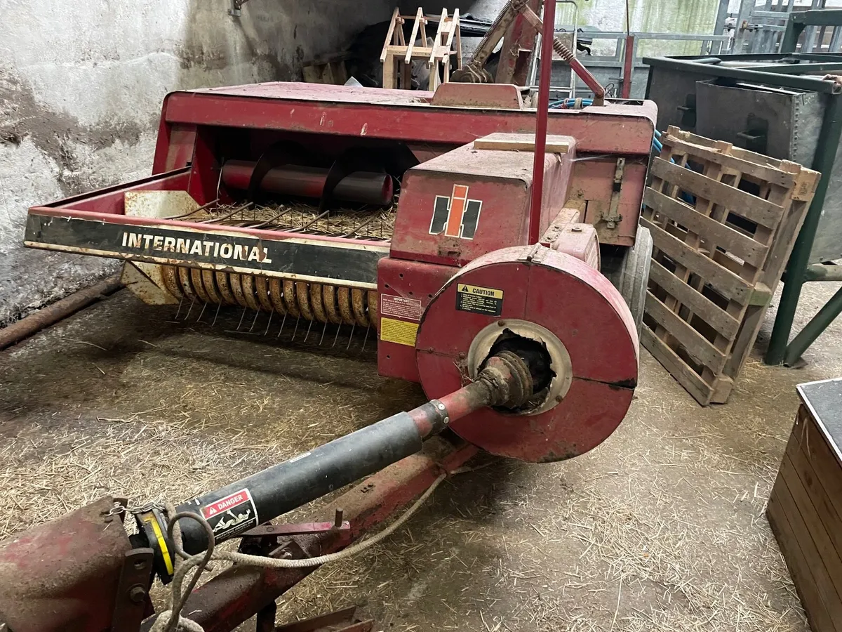 International baler and hay bob - Image 1