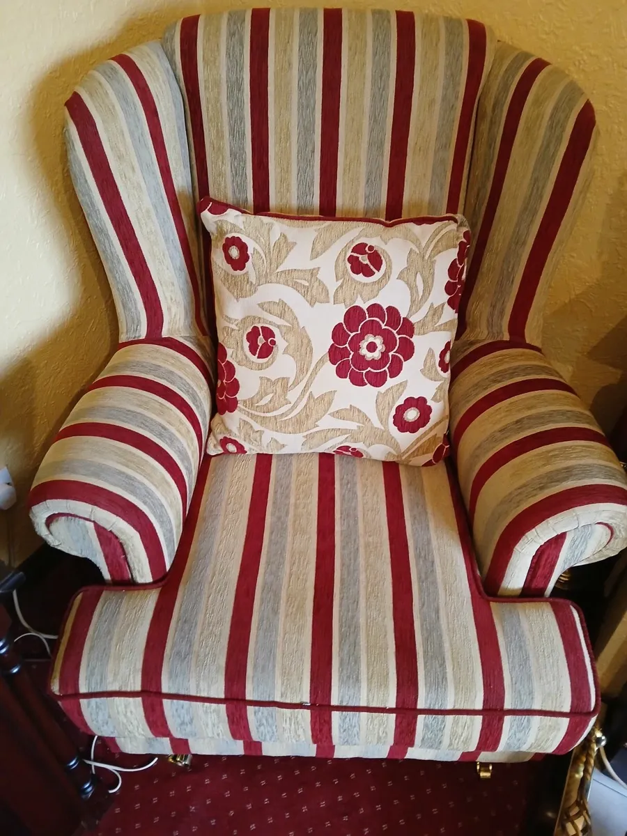 2 chairs and a 2 seater - Image 1