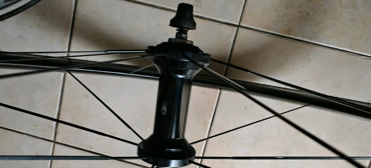 Shimano rs81 carbon wheelset - Image 4