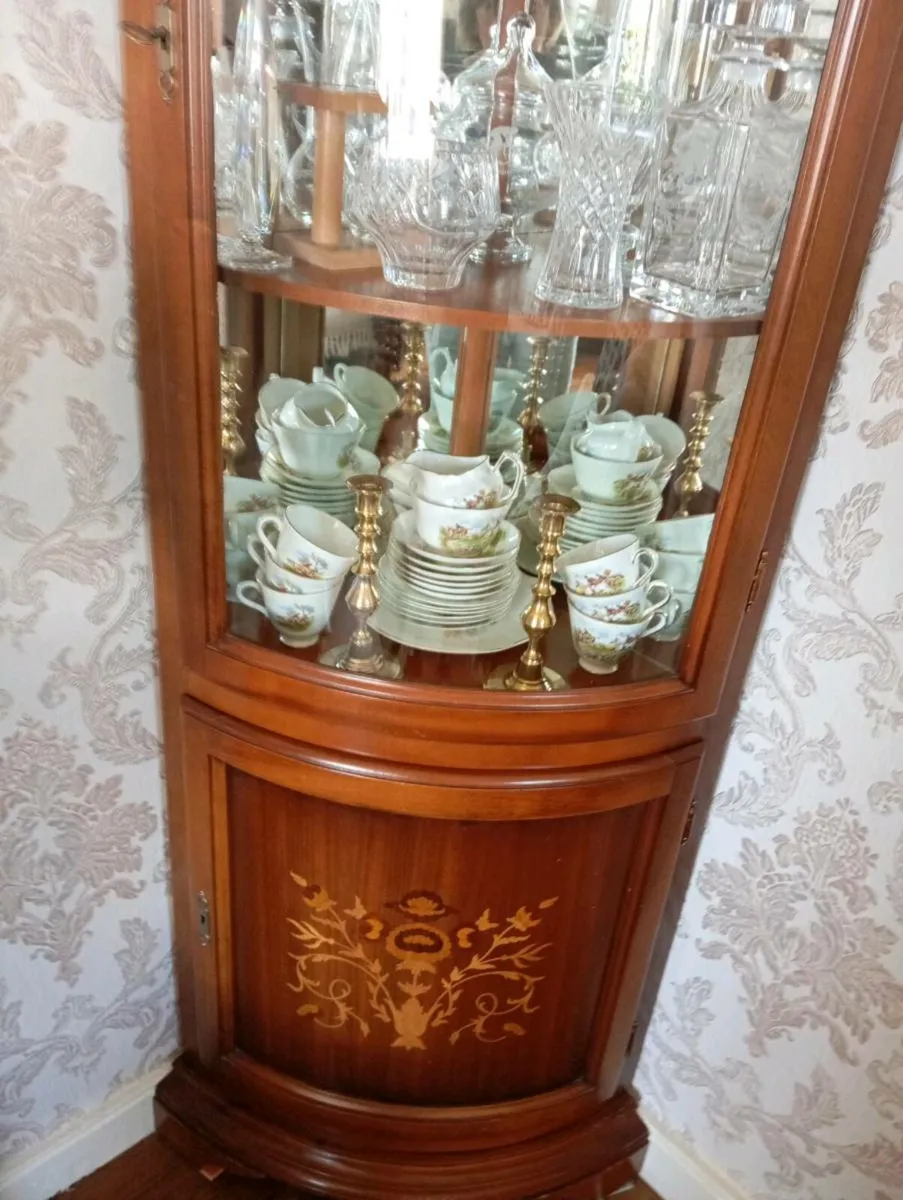 Cabinet with storage at bottom - Image 1