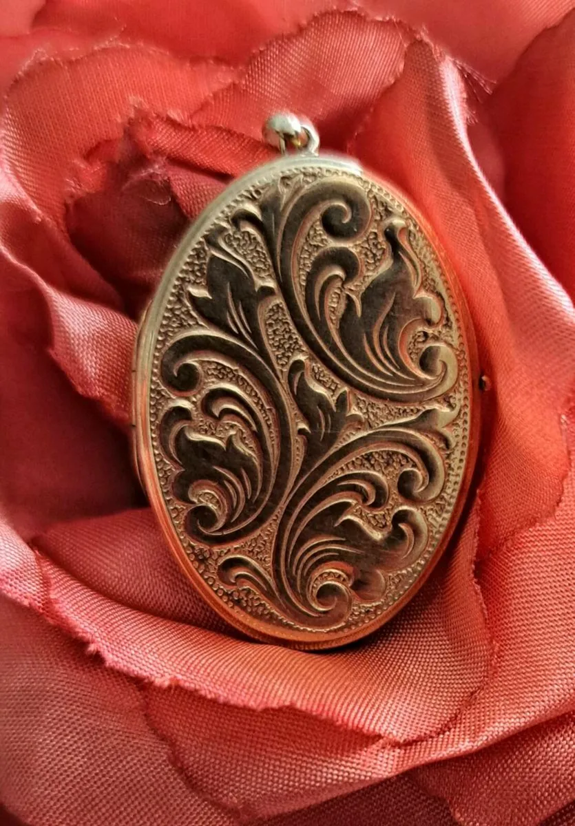 Vintage 9ct gold locket pendant - Image 1