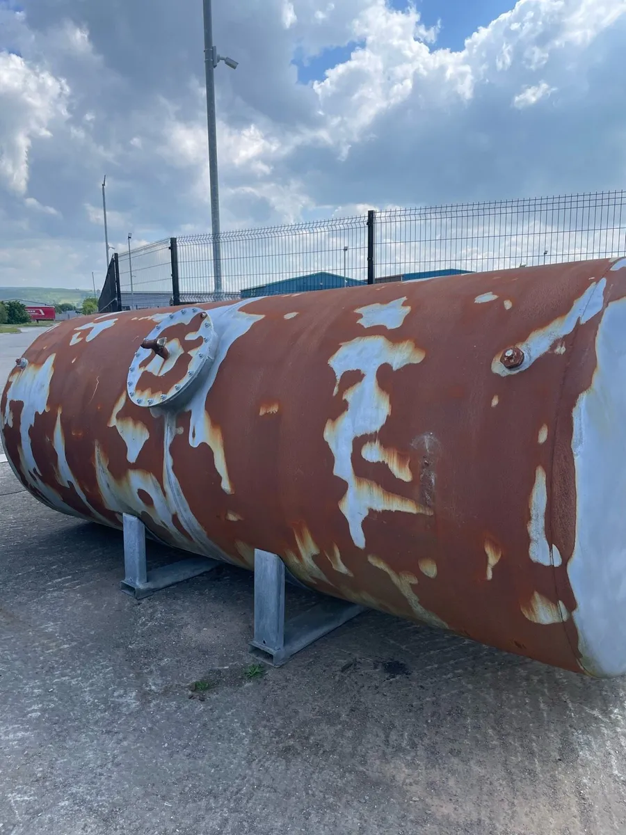 Large 8000 litre tank for sale - Image 1