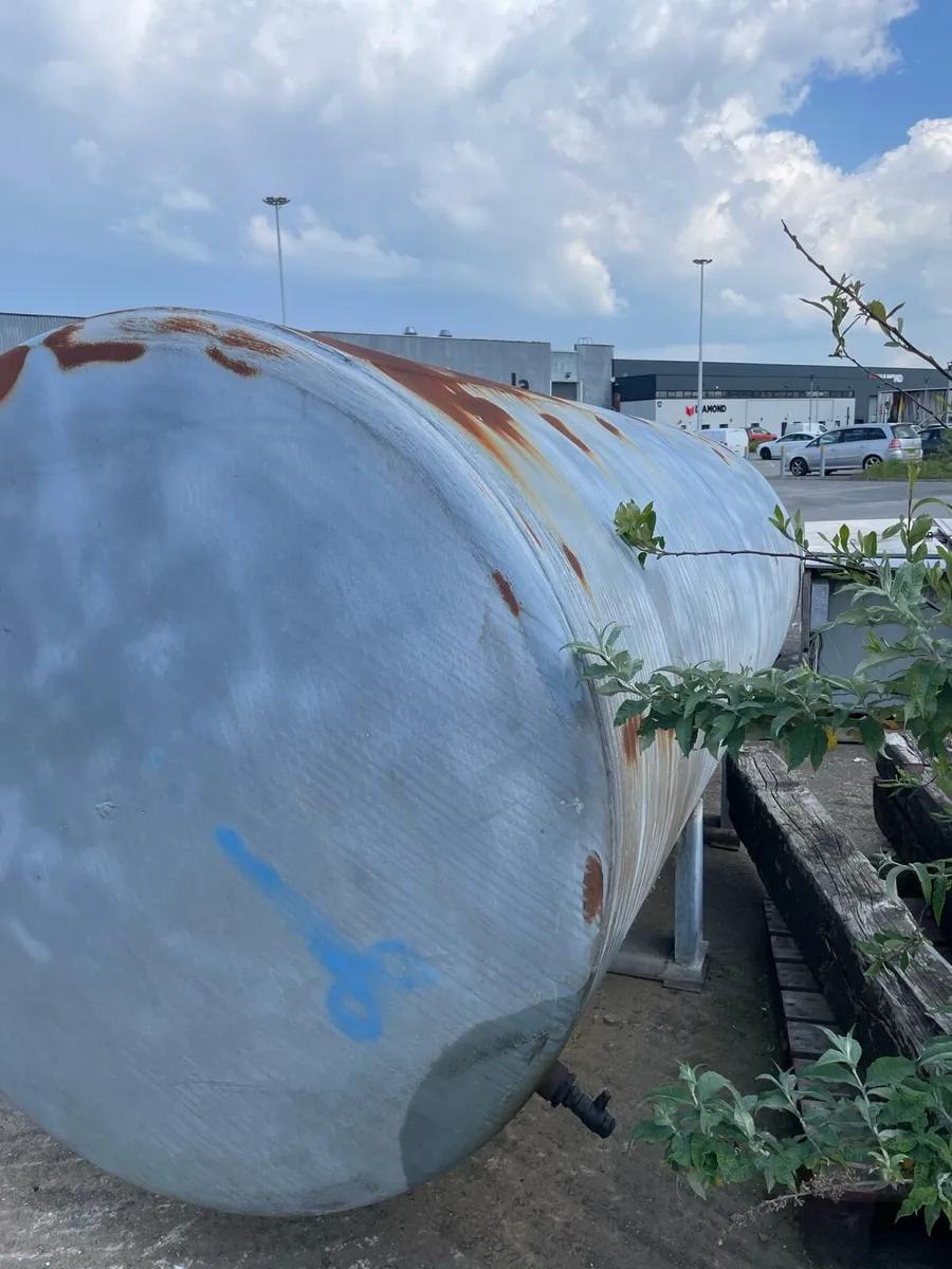 Large 8000 litre tank for sale - Image 2