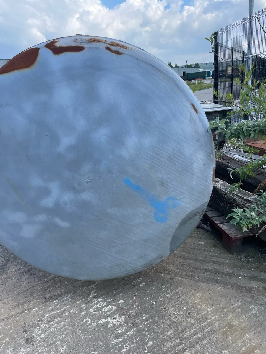 Large 8000 litre tank for sale - Image 3