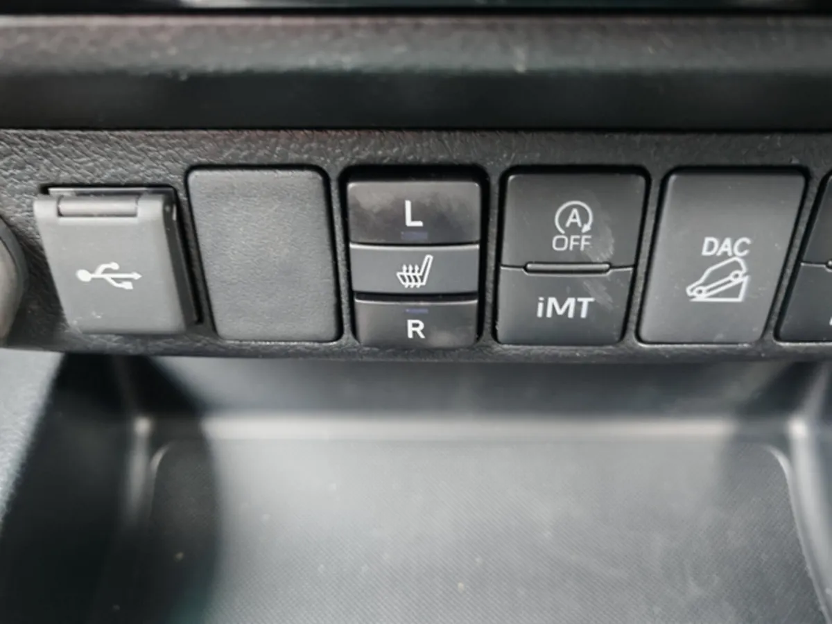 Toyota Hilux 2025 - Image 2