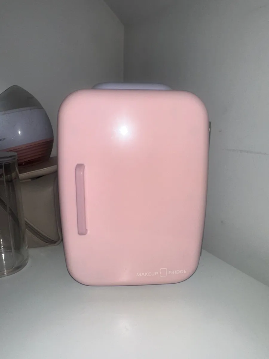 Makeup fridge - Image 1
