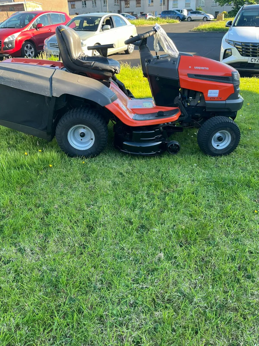 Husquvarna cth174 petrol ride on lawnmower - Image 2
