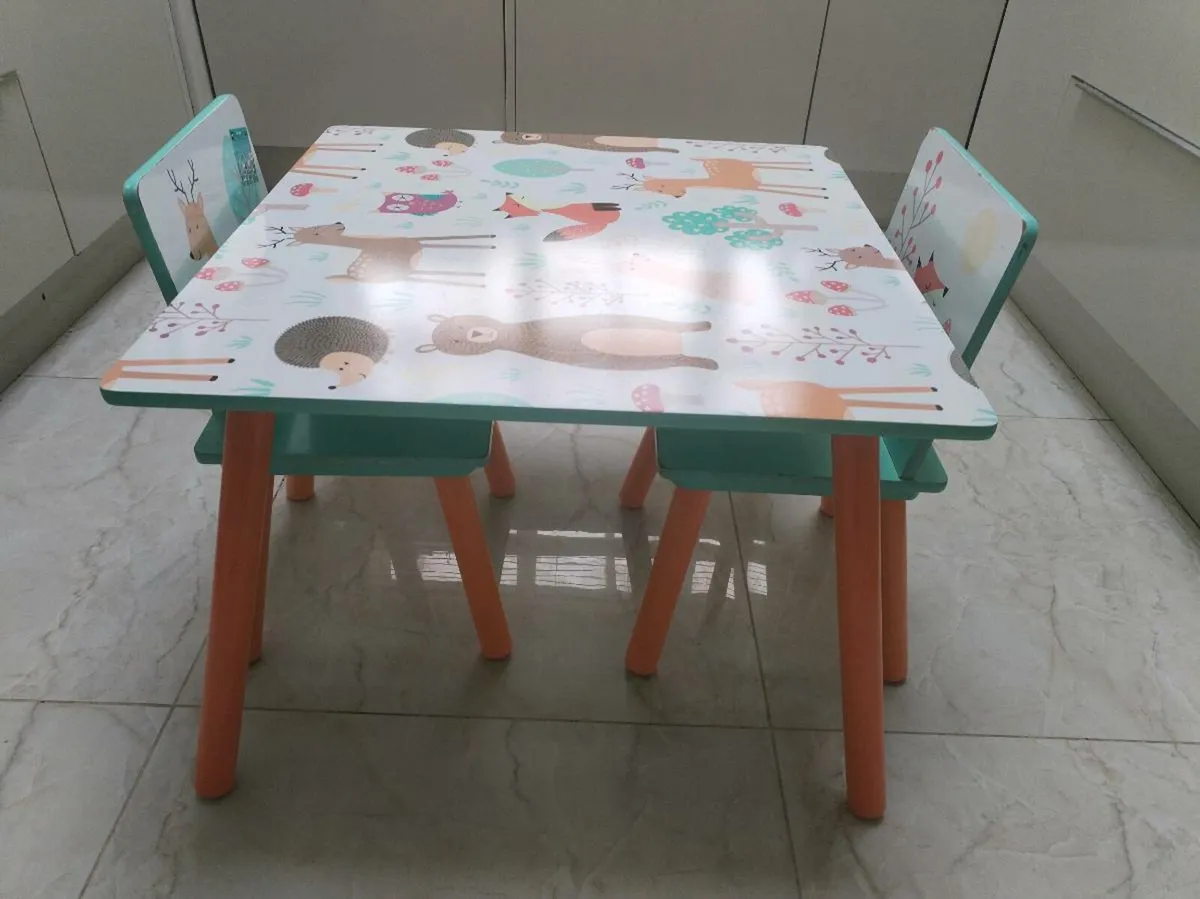 Kid table and chairs - Image 1