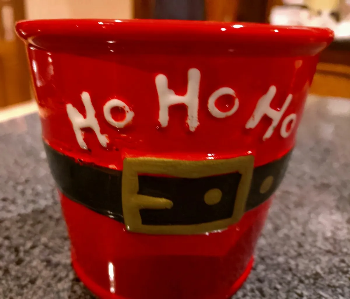 CERAMIC "HO HO HO" CHRISTMAS PLANT POT. - Image 3